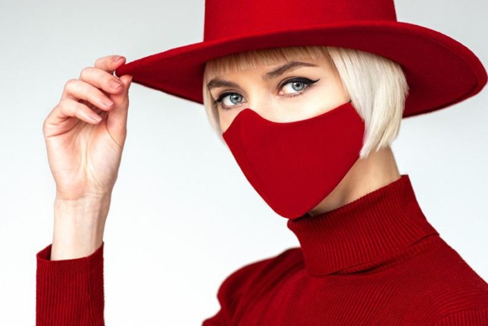 Abbildung einer Frau mit roter Maske, rotem Hut und rotem Rollkragenpullover