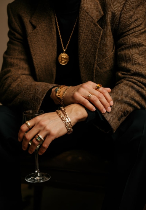 Männerhände mit stilvollem Goldschmuck und Uhr, Fokus auf Accessoires-Beratung für Herren in Hannover.