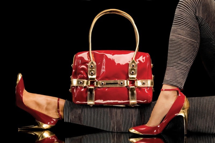 Elegante rote Lackschuhe und passende Handtasche, perfekt für eine luxuriöse Stilberatung in Hannover.